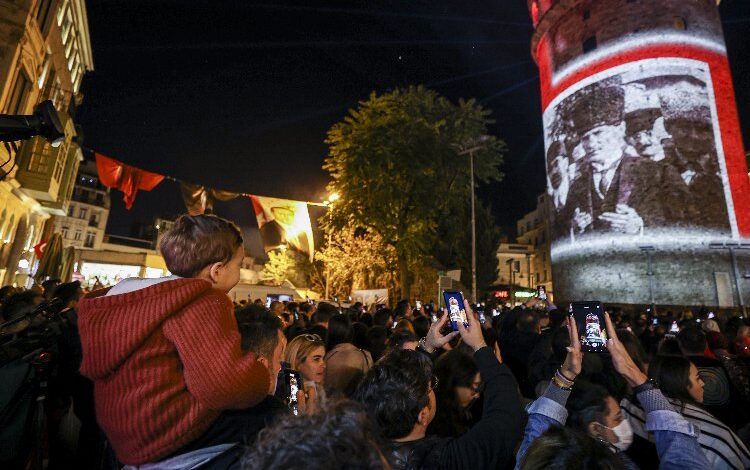 29 Ekim’e özel 3 boyutlu mapping gösterileri ilgi gördü 29 Ekim’e özel 3 boyutlu mapping gösterileri ilgi gördü