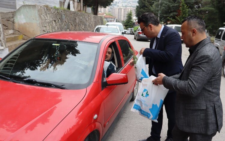İzmit Belediyesi mezarlık ziyaretinde vatandaşları unutmadı İzmit Belediyesi mezarlık ziyaretinde vatandaşları unutmadı