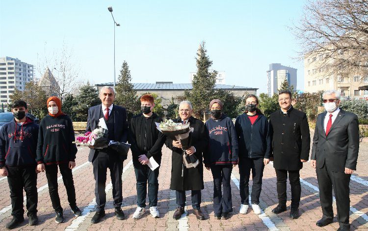 Kayseri Pınarbaşı’nda Başkan Büyükkılıç’tan gençlere sürpriz