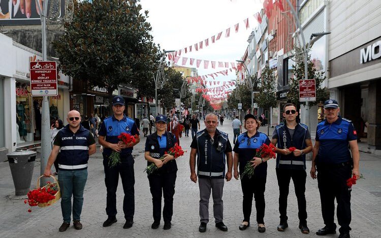 Sakarya Zabıtası’ndan vatandaşa ve esnafa karanfil