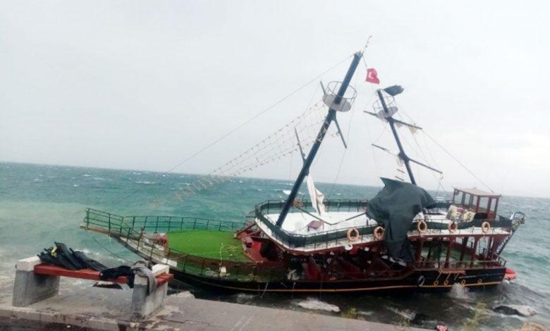 Van Gölü’nde gezi teknesi karaya oturdu Van Gölü’nde gezi teknesi karaya oturdu