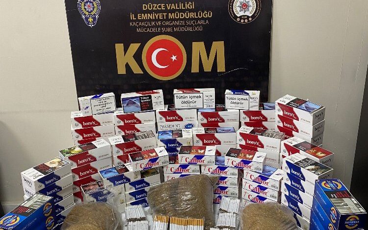 Düzce’de pazar tezgahındaki kaçak sigaralara el konuldu