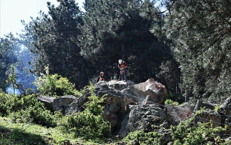 Uludağ’ın dik yamaçlarındaki dev kayalar tehlike olmaktan çıktı Uludağ’ın dik yamaçlarındaki dev kayalar tehlike olmaktan çıktı