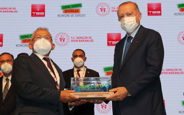 Memduh Büyükkılıç’a ‘ödül’ yağmuru Memduh Büyükkılıç’a ‘ödül’ yağmuru