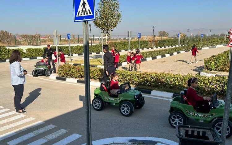 Manisa’da minikler trafiği eğlenerek öğreniyor Manisa’da minikler trafiği eğlenerek öğreniyor