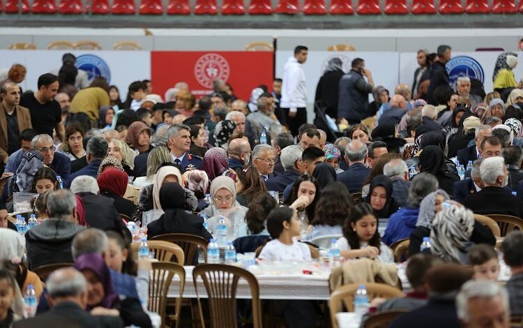 Kayseri bürokrasisi gazi ve depremzedelerle iftarda buluştu Kayseri bürokrasisi gazi ve depremzedelerle iftarda buluştu