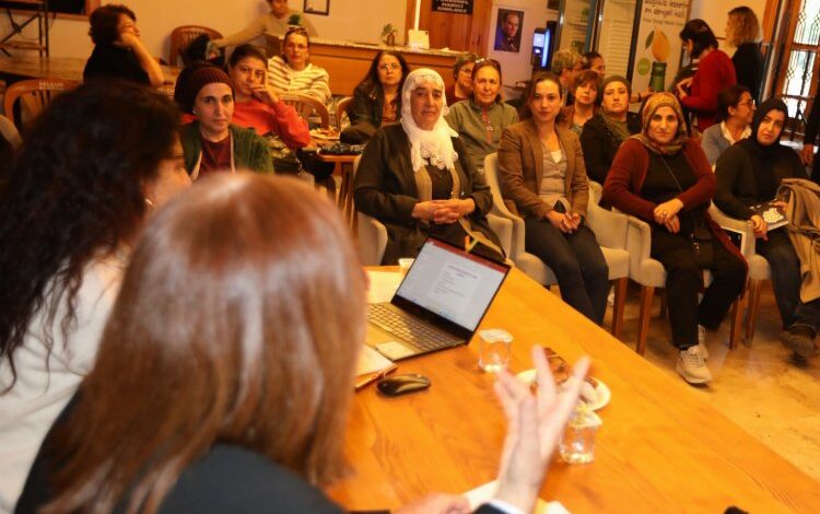 Efes Selçuk’ta şiddete uğrayan kadınların hukuksal hakları anlatıldı Efes Selçuk’ta şiddete uğrayan kadınların hukuksal hakları anlatıldı