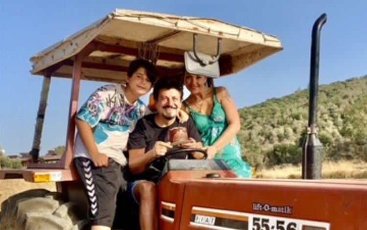 Özgün müziğin yorumcusu Ekin Akkaş’a tarlada doğum günü sürprizi