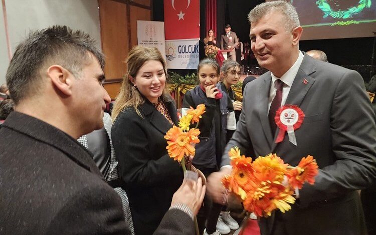 Ali Yıldırım Sezer’den öğretmenlere çiçekli kutlama Ali Yıldırım Sezer’den öğretmenlere çiçekli kutlama