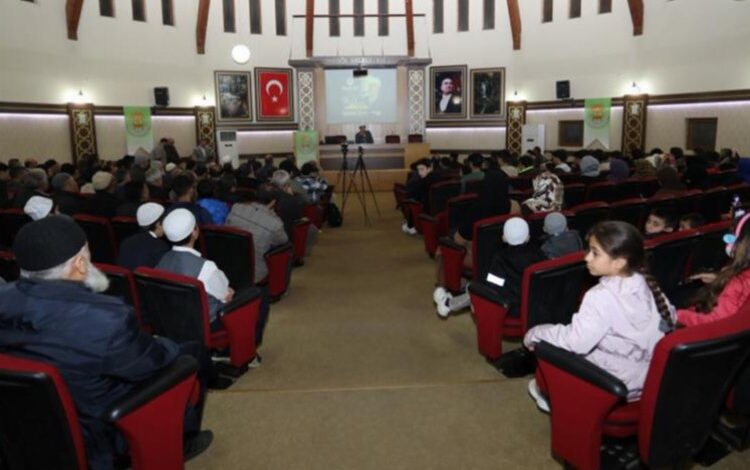 Bursa İnegöl’de ‘Beklenen Gençlik’ semineri Bursa İnegöl’de ‘Beklenen Gençlik’ semineri