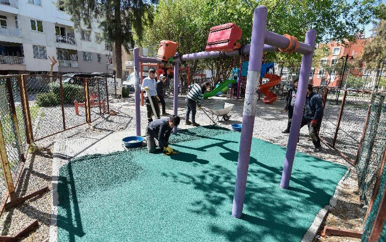 Antalya Muratpaşa’da çocuk parklarına esnek zemin Antalya Muratpaşa’da çocuk parklarına esnek zemin