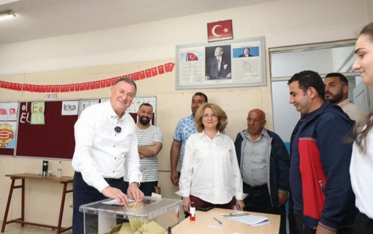 Afet bölgesindeki sandıklara şehir dışında olanlardan yoğun ilgi Afet bölgesindeki sandıklara şehir dışında olanlardan yoğun ilgi