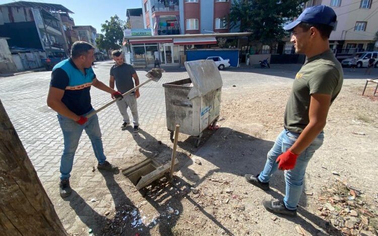 Manisa’da yağmur suyu ızgaralarında temizlik sürüyor Manisa’da yağmur suyu ızgaralarında temizlik sürüyor