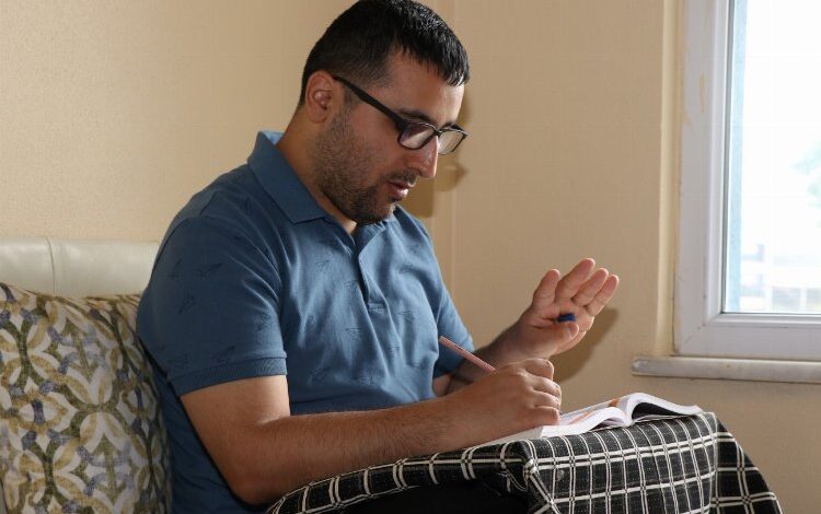 Özel gereksinimli Emin konsere hazırlanıyor