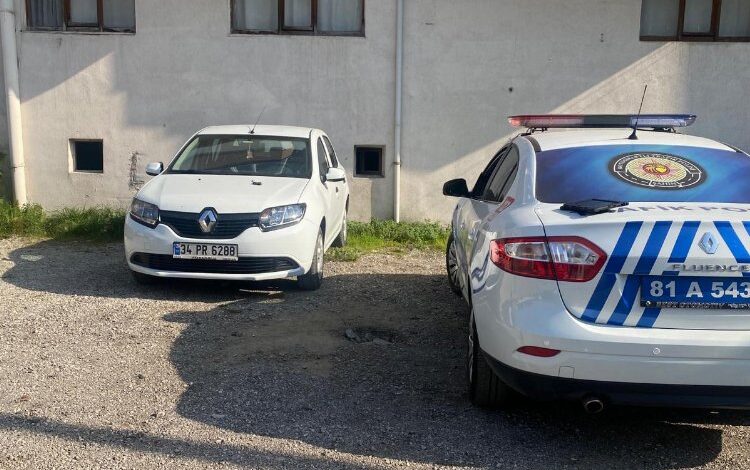 Düzce’de ‘haciz yakalamalı’ aracına başka plaka takan şahıs yakalandı Düzce’de ‘haciz yakalamalı’ aracına başka plaka takan şahıs yakalandı