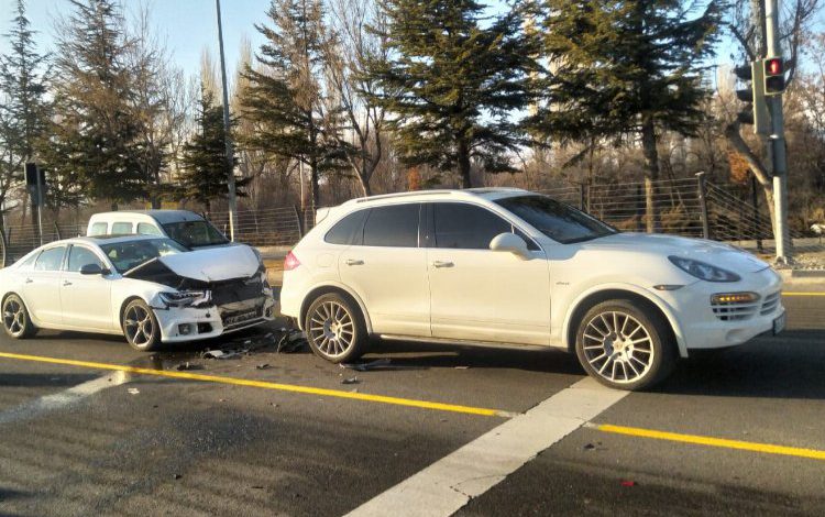 Niğde Bor yolunda lüks araçlar kaza yaptı