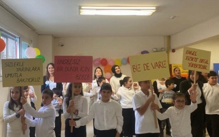 Bayraklı Kızılay engelli çocukların yüzünü güldürdü