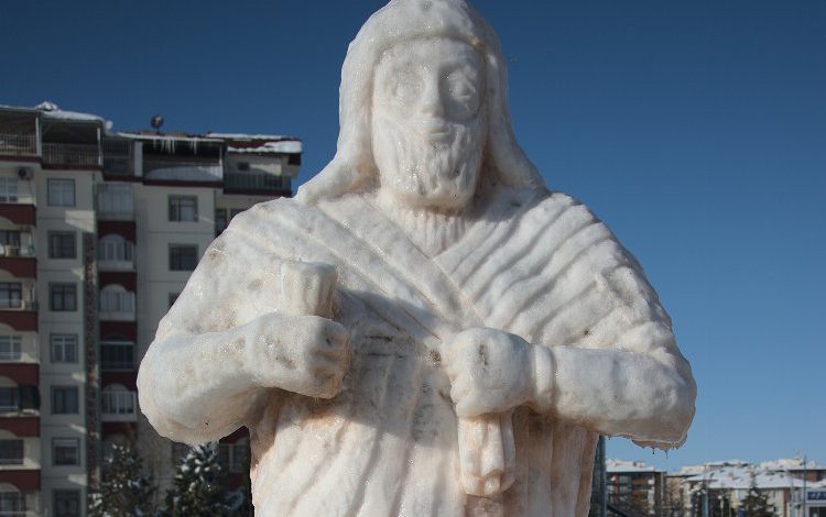 Kardan ‘Kral Tarhunza’ heykeli büyük ilgi görüyor Kardan ‘Kral Tarhunza’ heykeli büyük ilgi görüyor