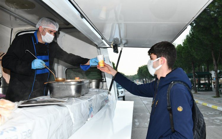İzmir Çiğli’de öğrencilere sıcak çorba