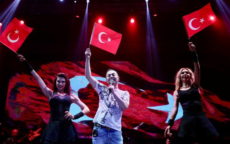 İzmir Aliağa’da 100. Yıla ‘Serdar Ortaç’lı kutlama İzmir Aliağa’da 100. Yıla ‘Serdar Ortaç’lı kutlama