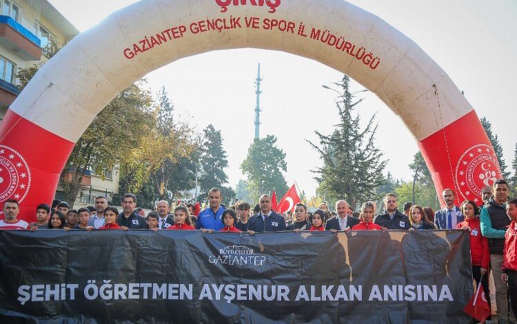 Gaziantep’te şehit öğretmen anısına koşu ve yürüyüş