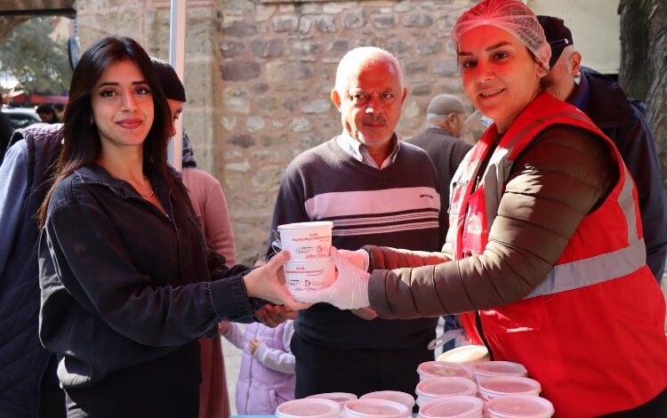 Atatürk’ün en sevdiği yemekler İzmit’te vatandaşlara ikram edildi Atatürk’ün en sevdiği yemekler İzmit’te vatandaşlara ikram edildi