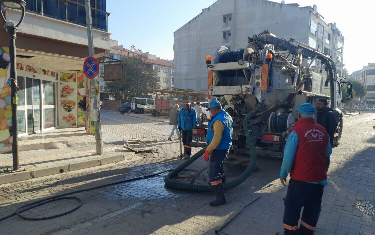 Manisa’da yağmur suyu ızgaraları temizlendi Manisa’da yağmur suyu ızgaraları temizlendi