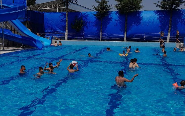 Pazaryeri’nde sıcaktan bunalanlar havuzda serinledi Pazaryeri’nde sıcaktan bunalanlar havuzda serinledi