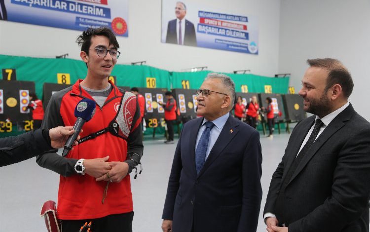 Başkan Büyükkılıç, Kayseri’de kamp yapan Okçuluk Milli Takımı’nı ziyaret etti