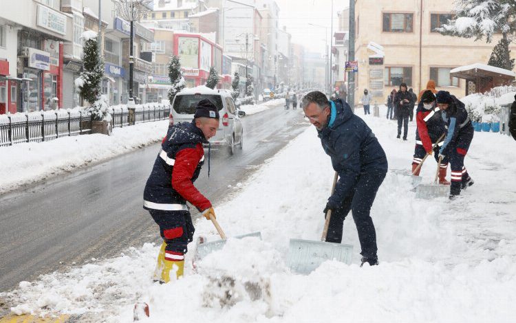 Nevşehir’de karla mücadele devam ediyor Nevşehir’de karla mücadele devam ediyor