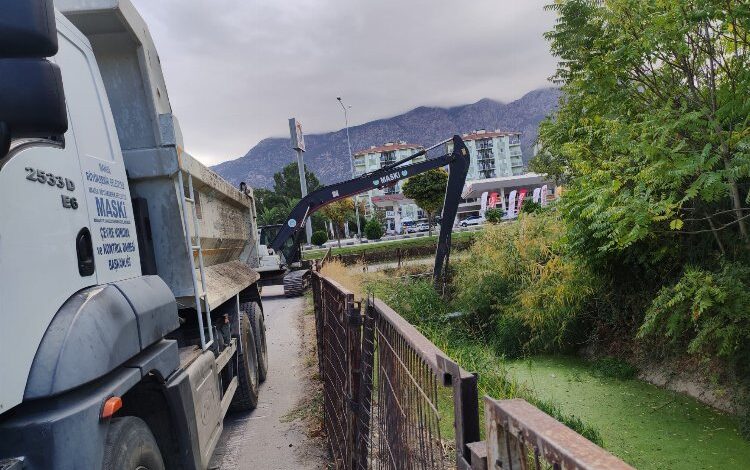 Manisa Şehzadeler’de sulama kanalı temizlendi Manisa Şehzadeler’de sulama kanalı temizlendi
