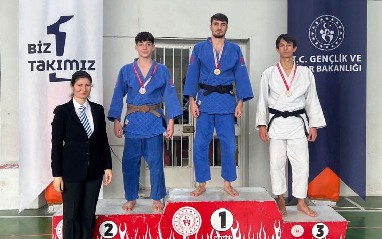 Manisa BBSK’nın gençlerinden judo başarısı Manisa BBSK’nın gençlerinden judo başarısı