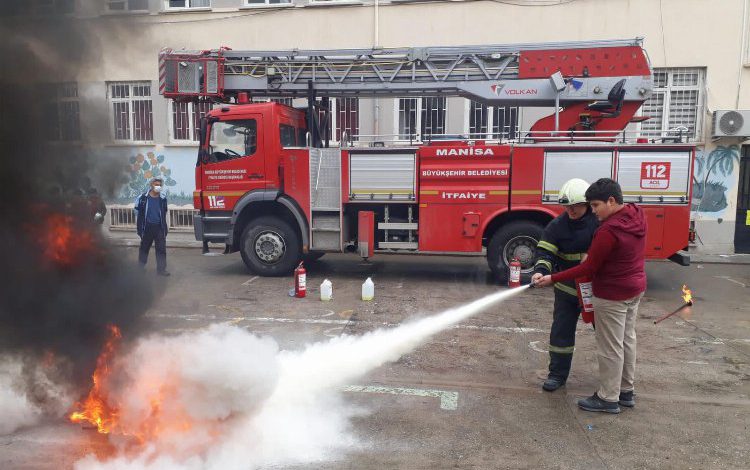 Manisa Büyükşehir İtfaiyesinden binlerce öğrenciye temel eğitim Manisa Büyükşehir İtfaiyesinden binlerce öğrenciye temel eğitim