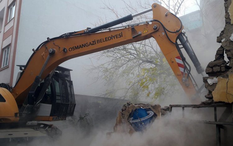 Bursa Osmangazi’de 1 yılda 107 metruk bina yıkıldı Bursa Osmangazi’de 1 yılda 107 metruk bina yıkıldı