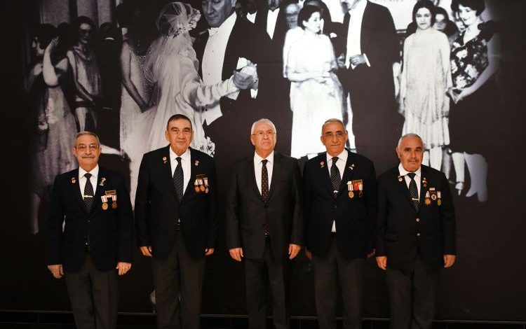 İzmir Karabağlar Belediyesi’nden gazi ve yakınlarına iftar İzmir Karabağlar Belediyesi’nden gazi ve yakınlarına iftar