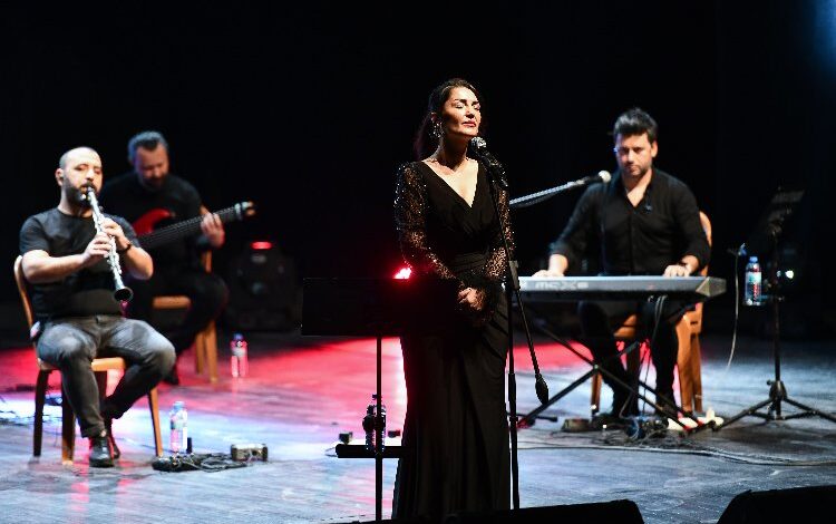 Esra Öztürk Ata’nın sevdiği şarkıları söyledi Esra Öztürk Ata’nın sevdiği şarkıları söyledi