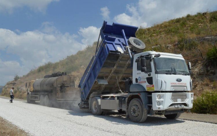 Yaylaalan-Sevinç grup yolunda asfalt dökümüne başlandı Yaylaalan-Sevinç grup yolunda asfalt dökümüne başlandı