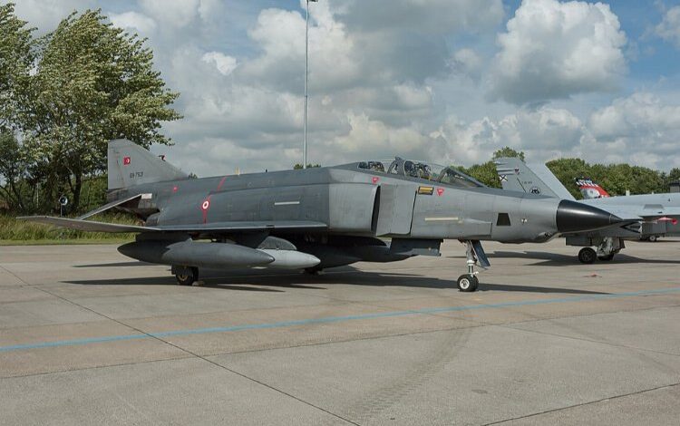 F-4 savaş uçağından parça düştü!