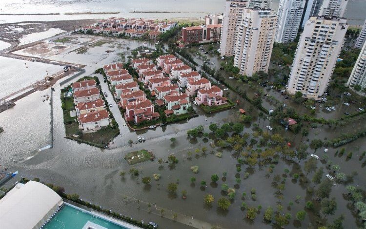 Deniz taştı, İzmir bu hale geldi