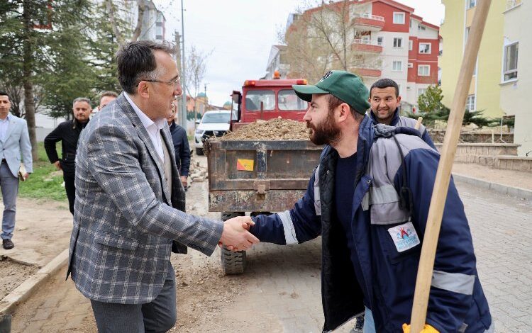 Mehmet Savran çalışmaları sahada inceledi Mehmet Savran çalışmaları sahada inceledi
