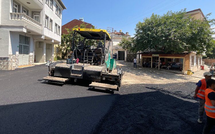 Bursa Osmangazi’de Karabalçık sokaklarına sıcak asfalt