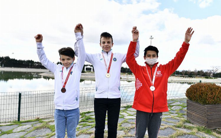 Bursa Osmangazi’de satranç ustaları kupalarını aldı Bursa Osmangazi’de satranç ustaları kupalarını aldı