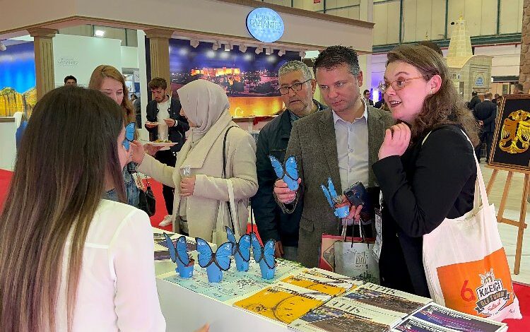 Standını ziyaret eden ‘Sulukent Çiçeği’ hediye etti