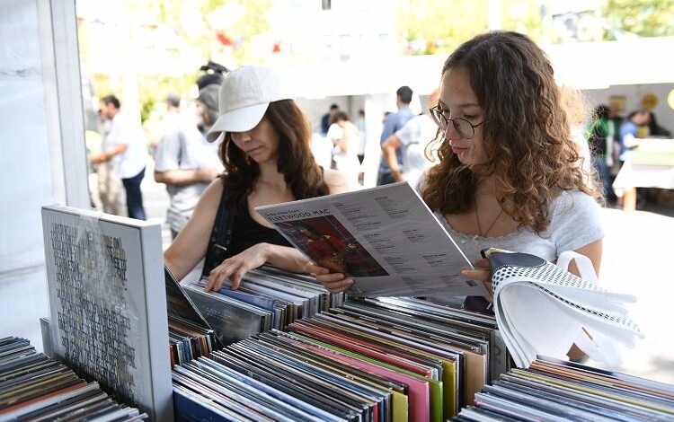 Kadıköy’de plaklar Barış Manço anısına dönüyor Kadıköy’de plaklar Barış Manço anısına dönüyor