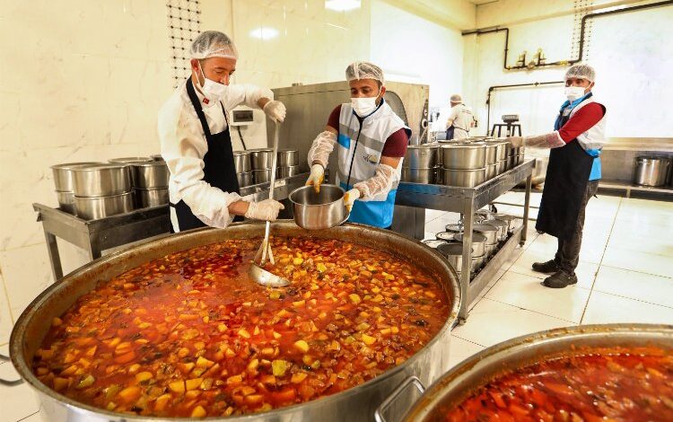 Büyükşehirden evlere sıcak yemek yardımı Büyükşehirden evlere sıcak yemek yardımı