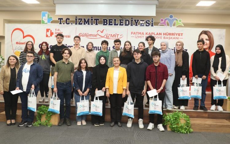 Başkan Hürriyet, başarılı öğrencilerle buluştu Başkan Hürriyet, başarılı öğrencilerle buluştu