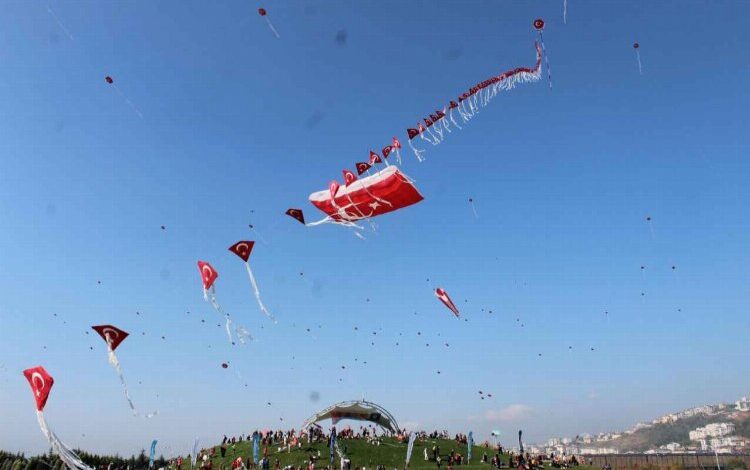 İzmitli çocuklara uçurtma şenliği İzmitli çocuklara uçurtma şenliği