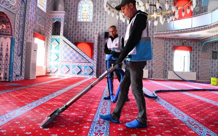 Camilerde bayram temizliği erken başladı
