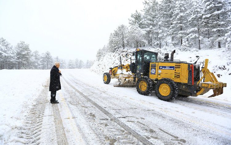 Muğla’da kar küreme ve tuzlama çalışması yapıldı
