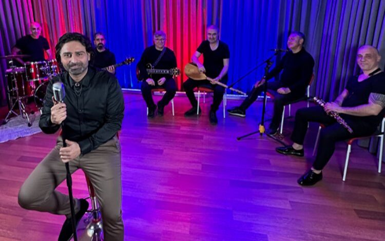 Ahmet Gültekin’den Kan Çiçekleri’ne Blues yorum Ahmet Gültekin’den Kan Çiçekleri’ne Blues yorum